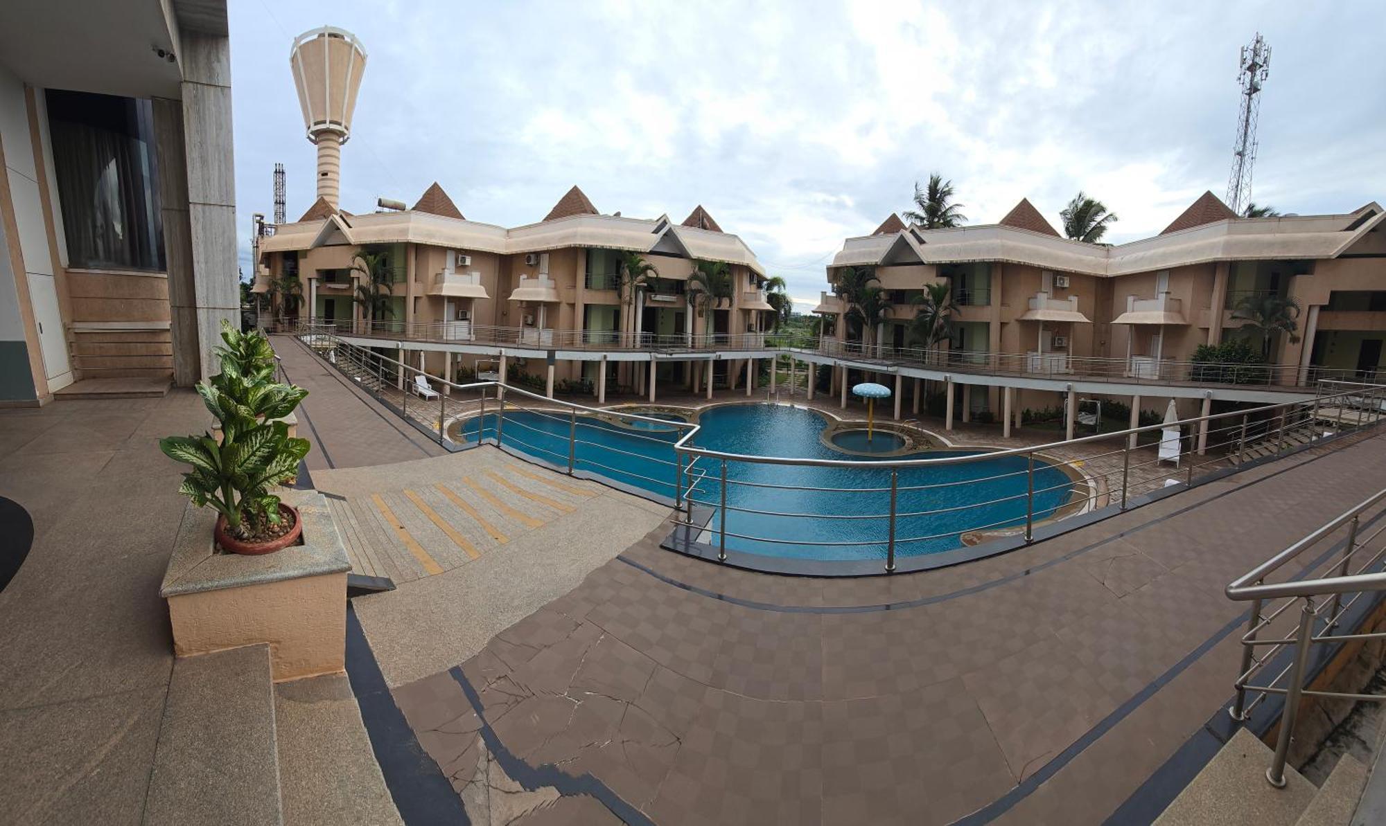 Royal Orchid Central Kireeti Hampi, Hospet Buitenkant foto