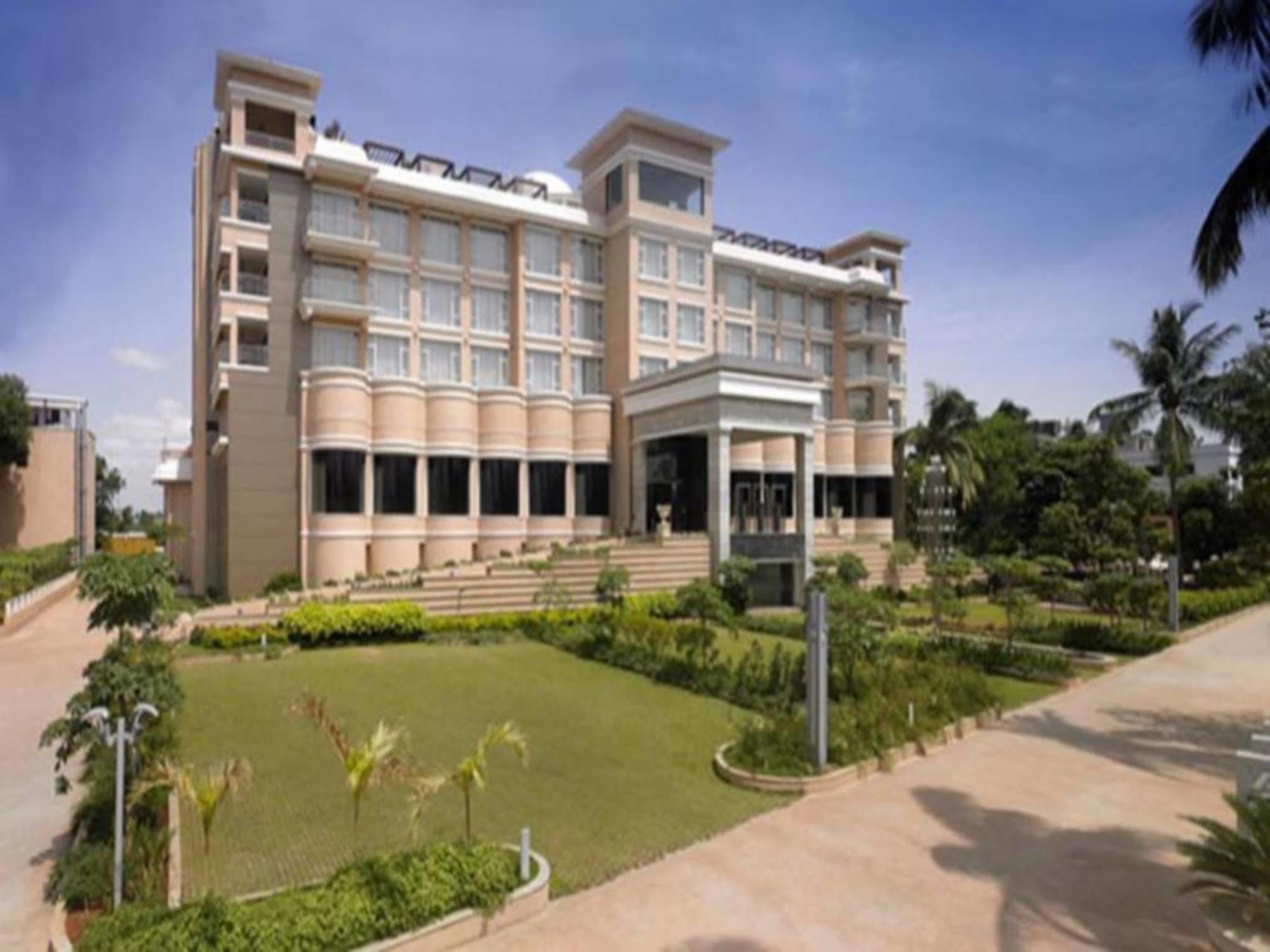 Royal Orchid Central Kireeti-Hampi Hospet Hotel Buitenkant foto