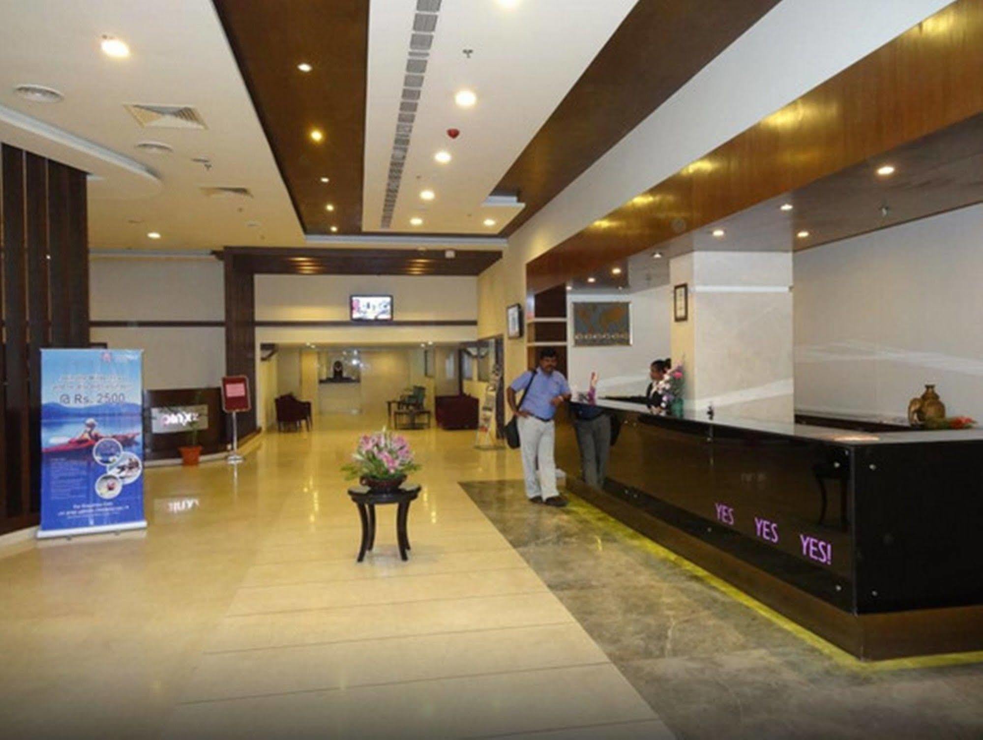 Royal Orchid Central Kireeti-Hampi Hospet Hotel Buitenkant foto