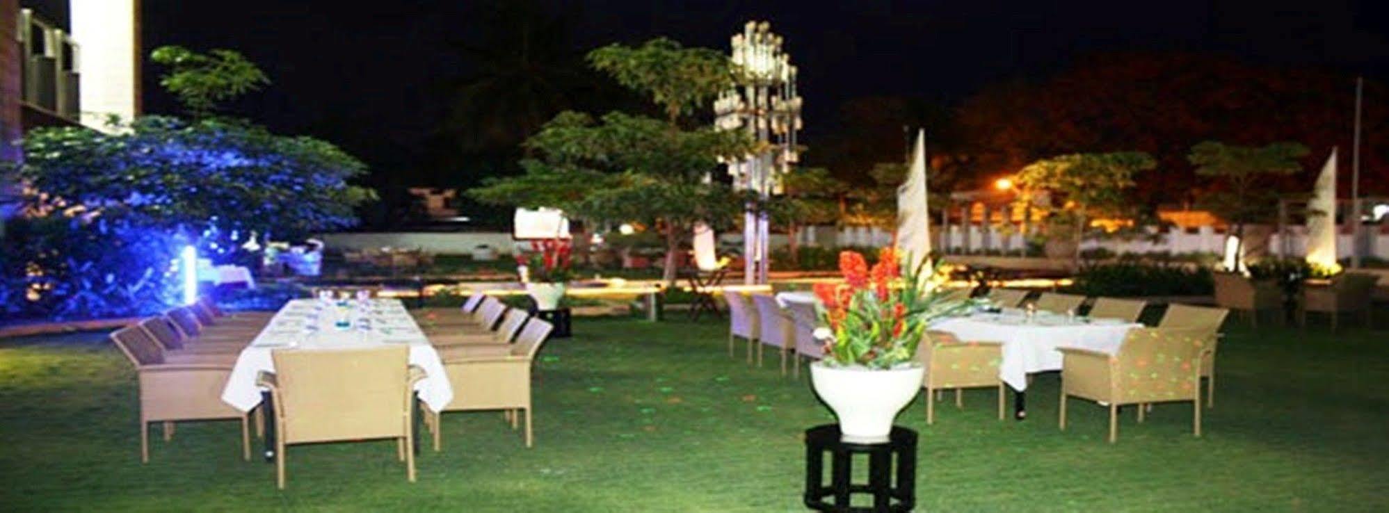 Royal Orchid Central Kireeti Hampi, Hospet Buitenkant foto
